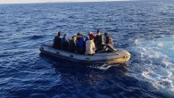 İzmir açıklarında 12’si çocuk 75 göçmen kurtarıldı