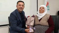 Nevşehir Belediye si tarafından Anneler Günü dolayısıyla düzenlenen programda Elmas Arı, Nevşehir Belediye Başkanı olan oğlu Rasim Arı’yı anlattı