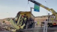 Gaziantep’te kamyon, çarptığı TIR’ın üstünde asılı kaldı: 1 ölü, 2 yaralı
