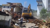 Gölcük Belediyesi, ilçede güçlendirmesi yapılmayan orta hasarlı binalar ile sosyal riskler oluşturan metruk binaların yıkımına devam ediyor