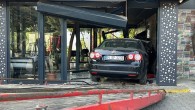 İstanbul’da faciadan dönüldü… Fren yerine gaza bastı, otomobiliyle kafeye girdi!