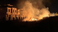 İzmir’de otluk alanda yangın: Alevler 2 metruk villaya sıçradı!