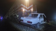 Şans eseri kurtuldu: Trenin çarptığı otomobil sürücüsü hafif yaralandı