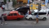‘Türk usulü’ yardım kamerada: Bozulan aracı ayaklarıyla ittiler