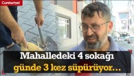 Evinin bulunduğu mahalledeki 4 sokağı günde 3 kez süpürüyor