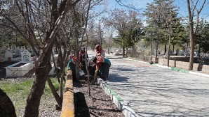 Nevşehir Belediyesi ekipleri, Ramazan Bayramı öncesi Taşlıbel ve Kaldırım Mezarlıklarında temizlik ve bakım çalışması gerçekleştirdi