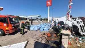 Akaryakıt istasyonunda feci kaza: Kamyon şoförü öldü