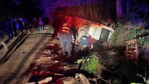 Erzincan’da tarım işçilerini taşıyan minibüs su kanalına devrildi: 6 yaralı