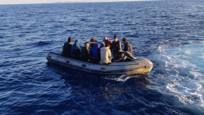 İzmir açıklarında 12’si çocuk 75 göçmen kurtarıldı