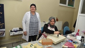 Kartepe Belediyesi bünyesinde yer alan KARMEK kurslarında Kartepeli kadınlar yeteneklerini keşfederken, geri dönüşüme de büyük katkı veriyorlar
