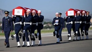 Kayseri’de uçak kazasında şehit olan albaylar İzmir’e uğurlandı
