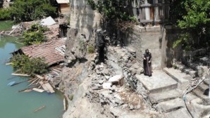 Baraj suları evinin duvarına dayandı: 75 yaşındaki Sebaha Nine köyde tek başına mahsur kaldı
