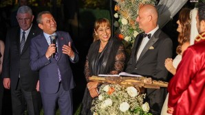 Özgür Özel, gazeteci Serap Belovacıklı ve İYİ Parti İzmir Milletvekili Ümit Özlale’nin düğün törenine katıldı