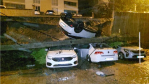 Duvar çöktü, 4 araç pert oldu