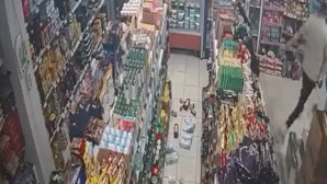 DEPREM ANI GÜVENLİK KAMERASINDA