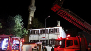 Tarihi caminin çatısı yandı