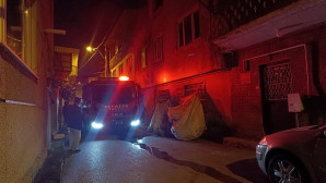 Gece yarısı evini ateşe verdi