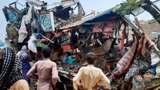 Pakistan’da yolcu otobüsü alev aldı: 3 ölü, 10 yaralı