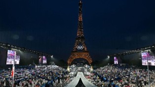 Olimpiyatlar, Paris’te yağan yağmurun altında nehirde geçit töreni ve konserlerle başladı