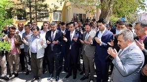 Geçtiğimiz günlerde mazbatasını alan Karaman Belediye Başkanı Savaş Kalaycı, dualarla ve kurban kesilerek görevine başladı