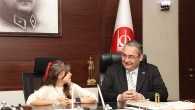 Keçiören Belediye Başkanı Dr. Mesut Özarslan koltuğunu 10 yaşındaki şehit kızı Melis Kara’ya devretti