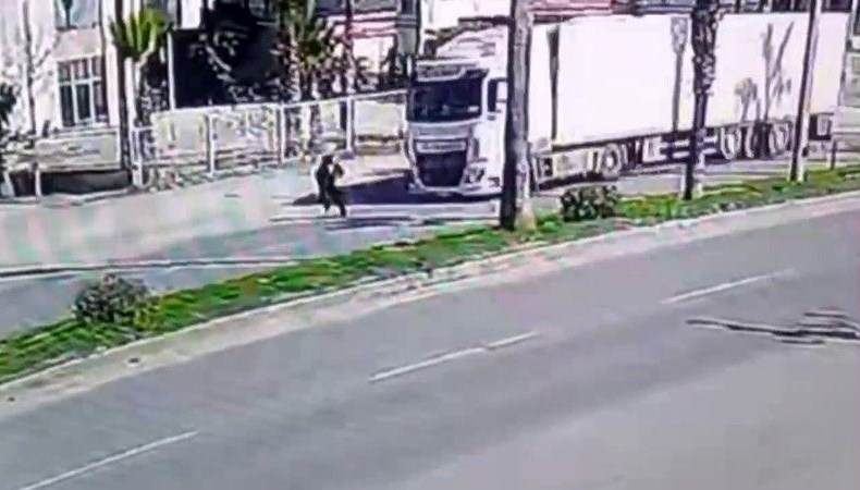 12 gündür ağır bakımdaydı: Tırın çarptığı genç kız hayatını yitirdi