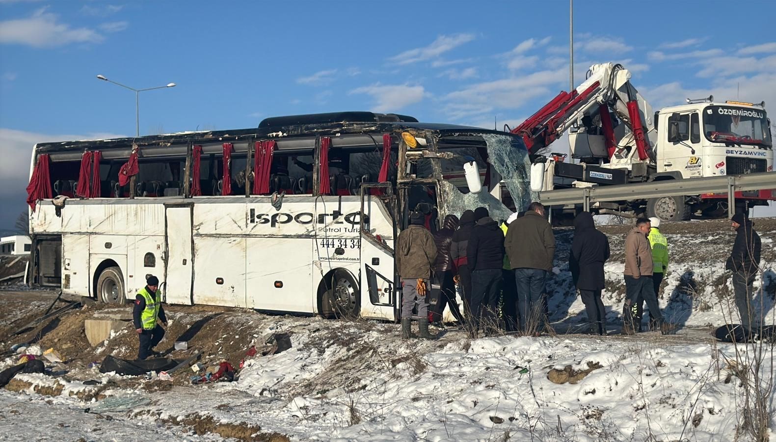 Afyonkarahisar’da yolcu otobüsü şarampole devrildi: Bir can kaybı, 25 yaralı