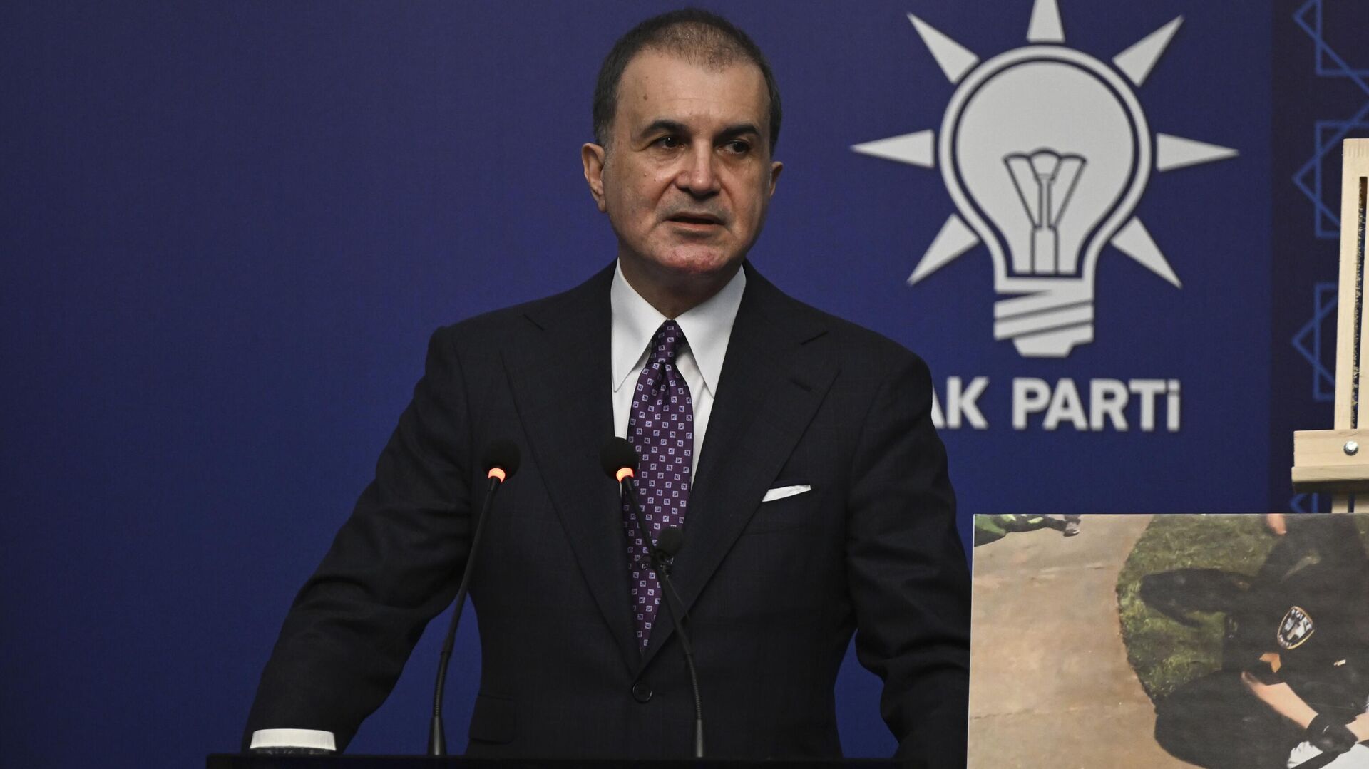 AK Parti Sözcüsü Çelik: Kitap ve kahve mekanlarını hedef alan açıklamalar siyasi yobazlıktan başka bir şey değil