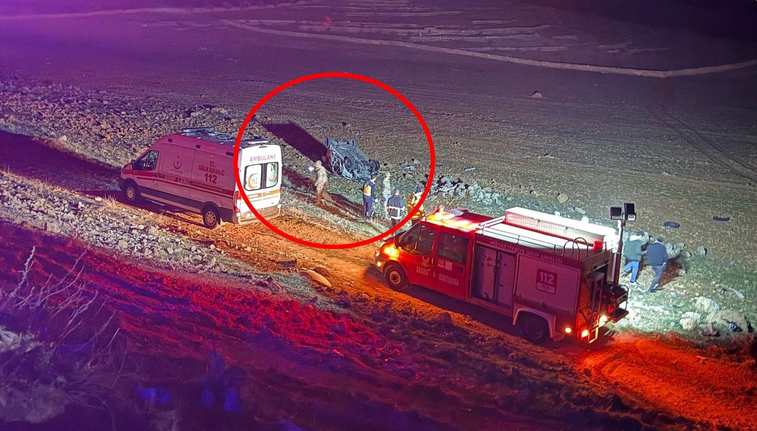 Araba şarampole devrildi: Araçtan fırlayan 2 kişi öldü