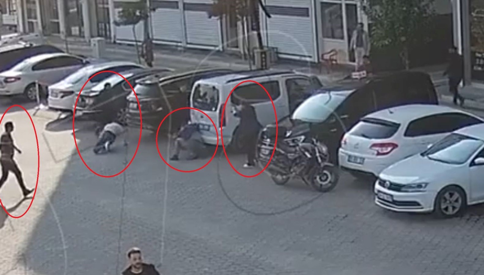 Atağa uğrayan kocasını tabanca doğrultarak kurtardı