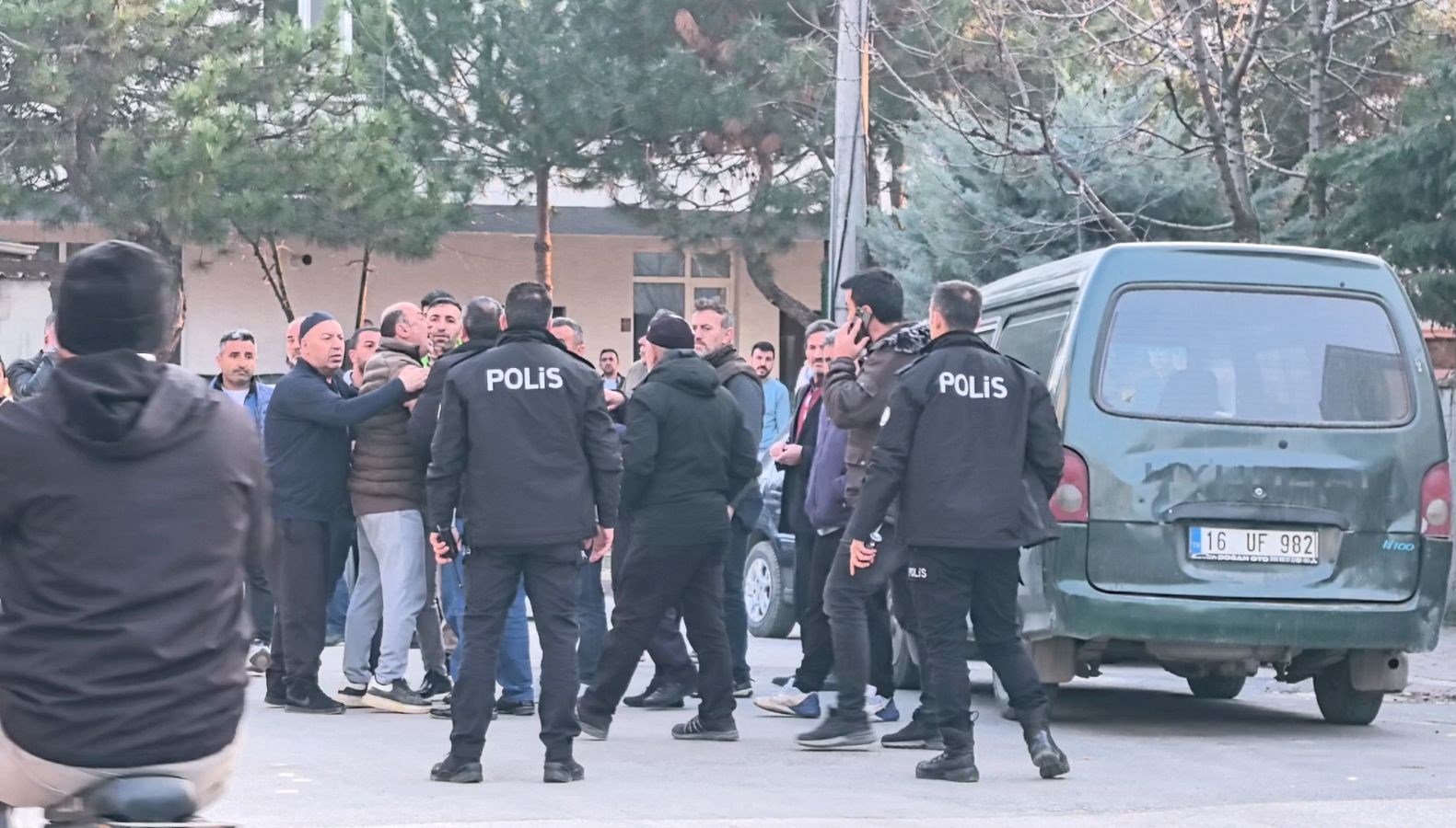 Bıçaklı ve çekiçli borç-alacak hengamesi: 3 yaralı