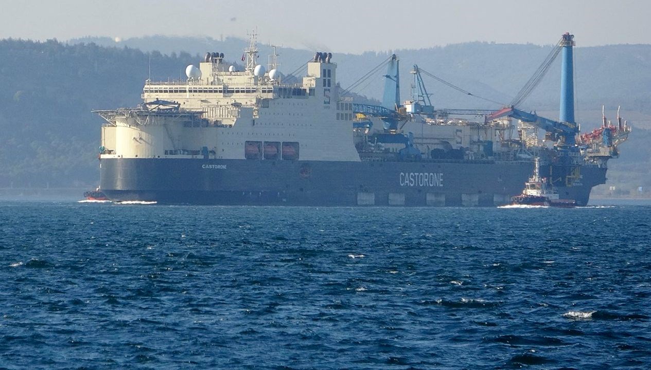 Boru döşeme gemisi Çanakkale Boğazı’ndan geçti