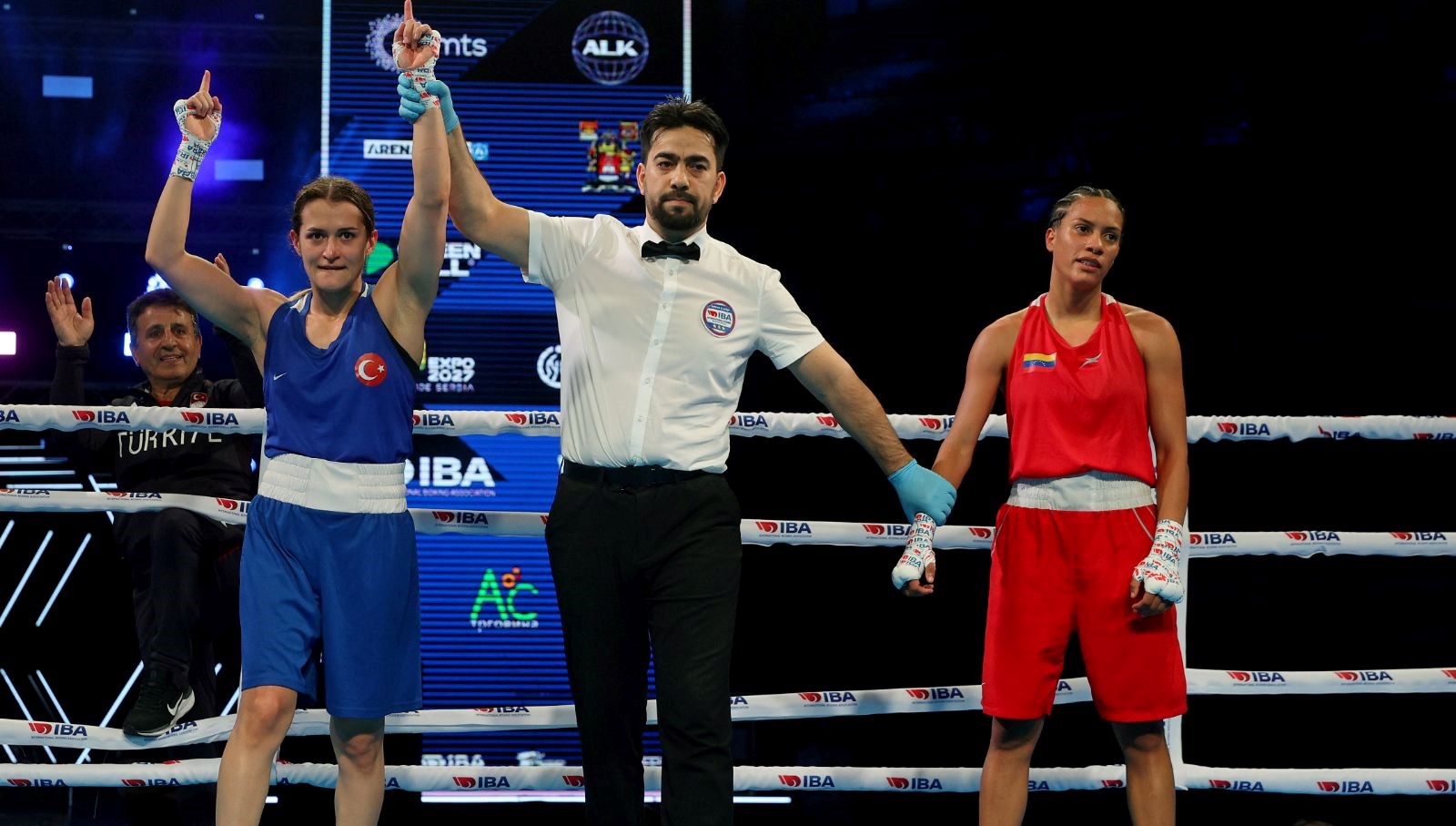 Buse Naz Çakıroğlu ve Esra Yıldız Kahraman, Kadınlar Dünya Boks Şampiyonası’nda madalyayı garantiledi