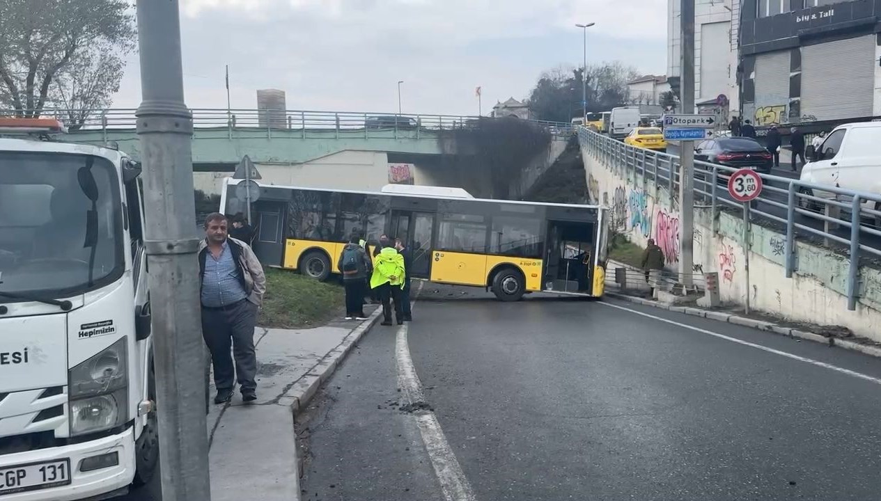Denetimden çıkan İETT otobüsü bariyerlere çarptı