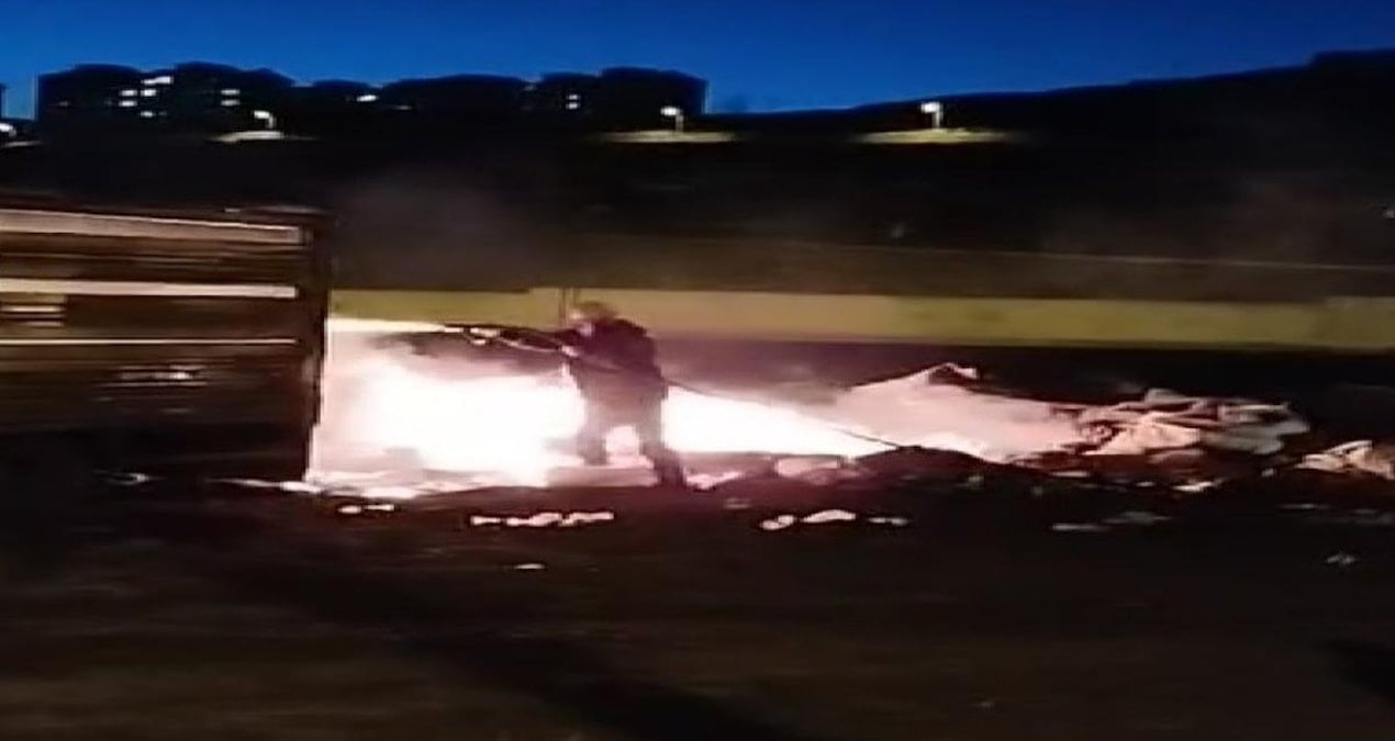 Geri dönüşüm malzemesi dolu kamyon alev aldı