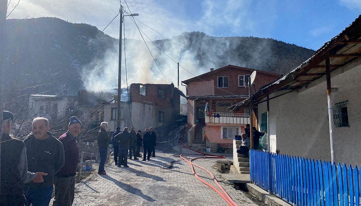 Gümüşhane’de anız ateşi iki meskeni yaktı