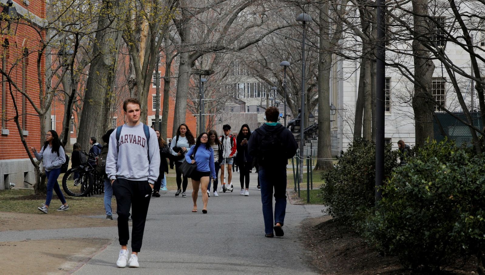 Harvard Üniversitesi’nden büyük burs: Yıllık geliri 200 bin dolar altı ailelerden fiyat alınmayacak