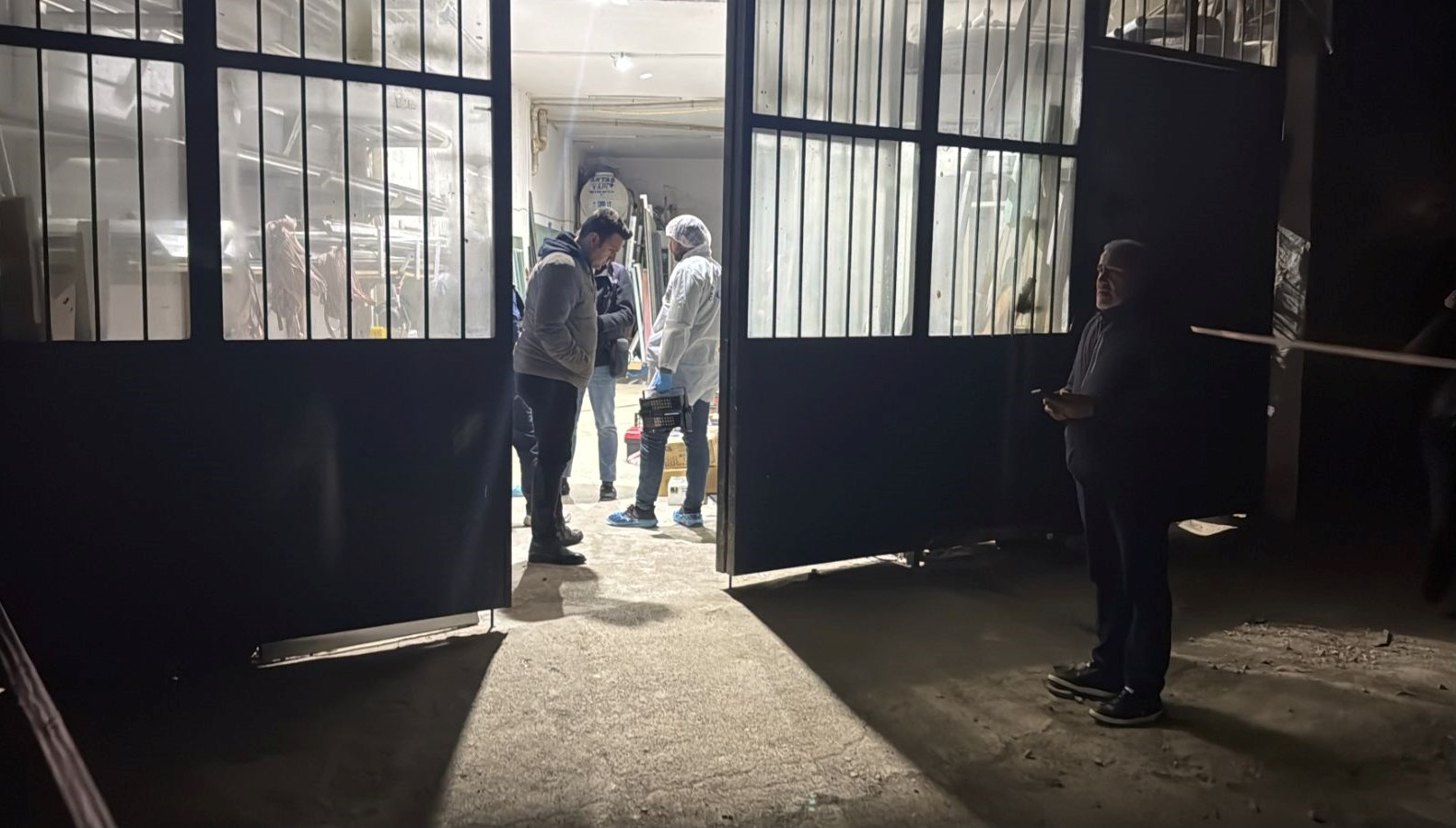 İş yerinde vahim cinayet: Öldürdükten sonra üzerini battaniye ile örttüler