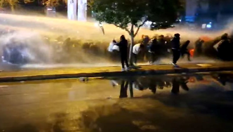 İzmir’de İBB soruşturmasını protesto eden kümeye polis müdahalesi
