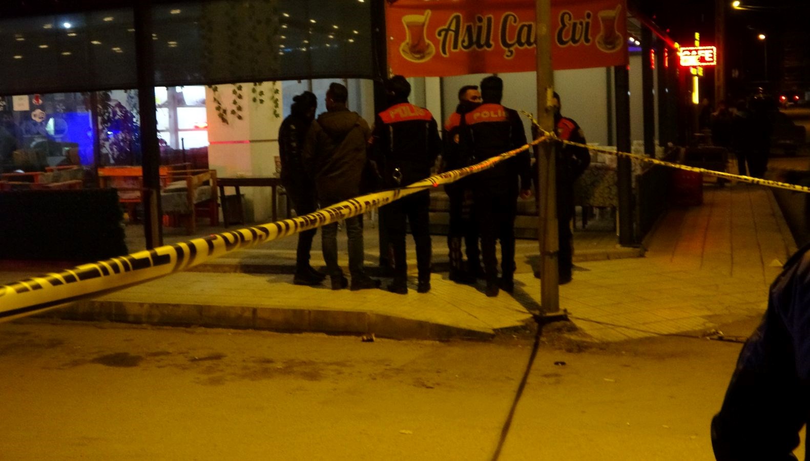 Kahvehanedeki husumetlisine kurşun yağdırdı: Bir kişi öldü, biri ağır dört yaralı