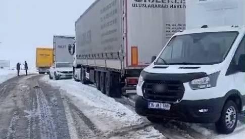 Kars-Ardahan karayolunda kar yağışı: TIR’lar kara saplandı
