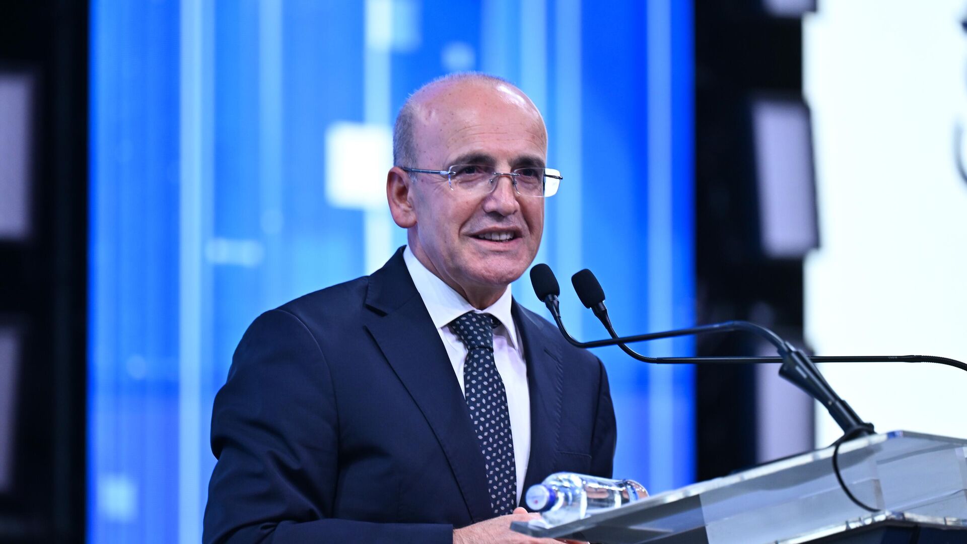 Mehmet Şimşek: Vadeli döviz satım işlemleriyle piyasalardaki oynaklığın azaltılması hedefleniyor
