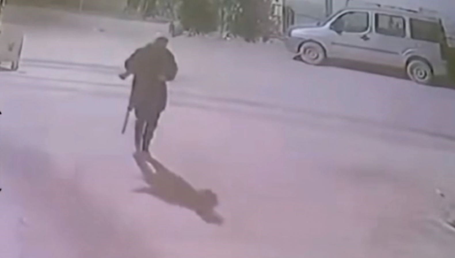 Mertcan cinayetinde bir zanlı sırtında av tüfeğiyle kameralara yakalandı