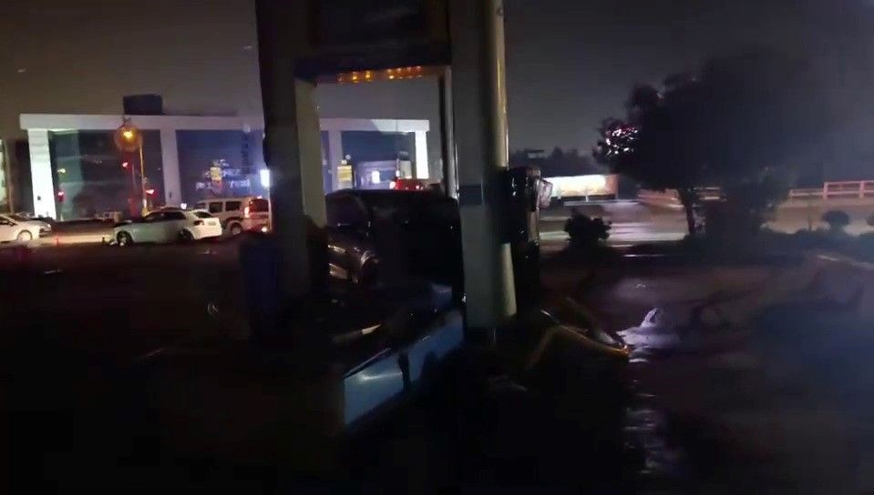 Öteki araçla çarpışıp akaryakıt istasyonuna daldı