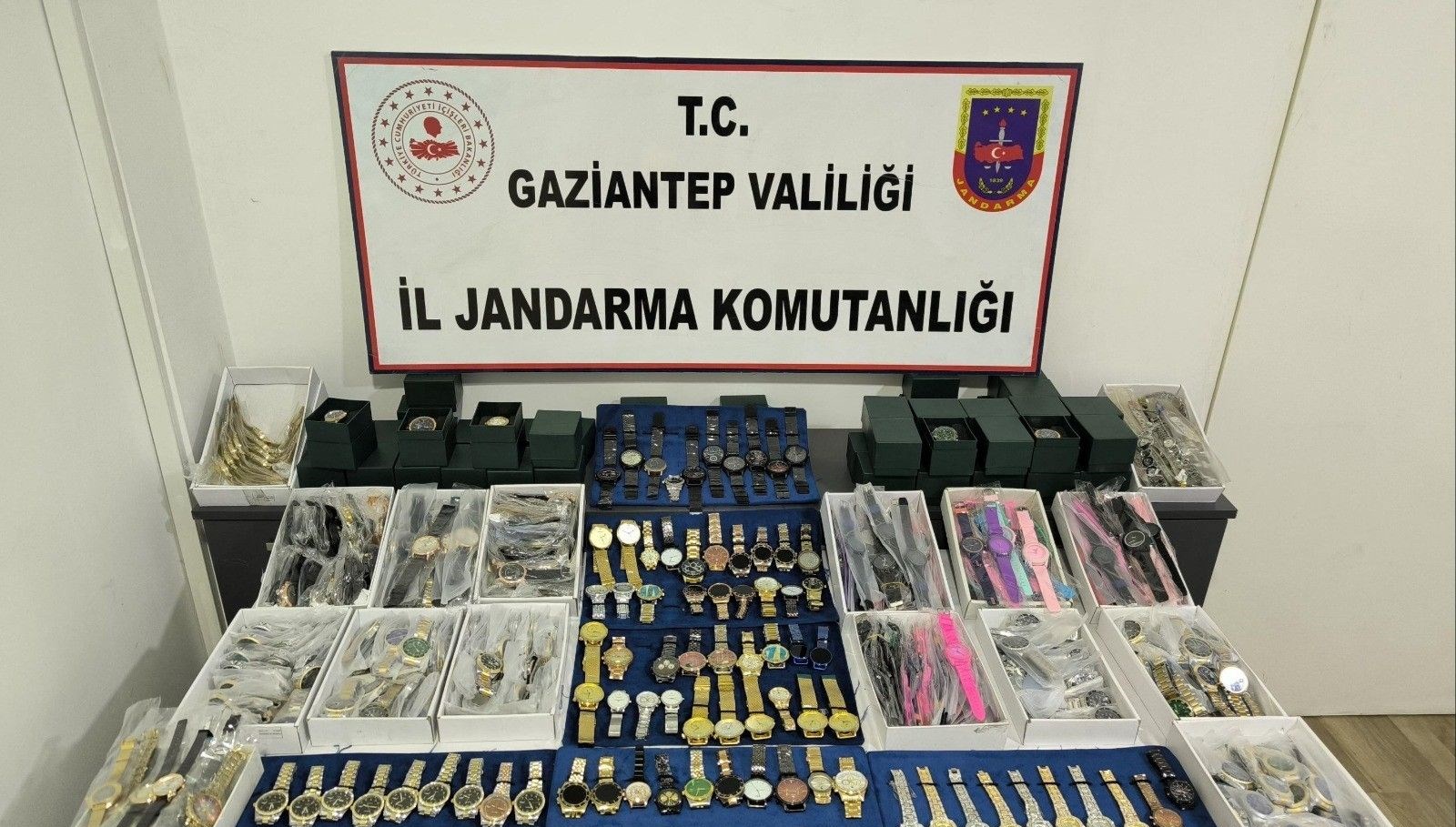 Piyasa pahası 3 milyon lira: Gaziantep’te kaçak saat operasyonu