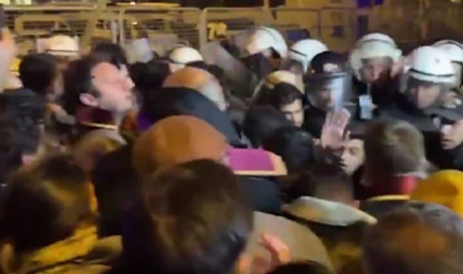 Çağlayan’da avukatlara polis müdahalesi!