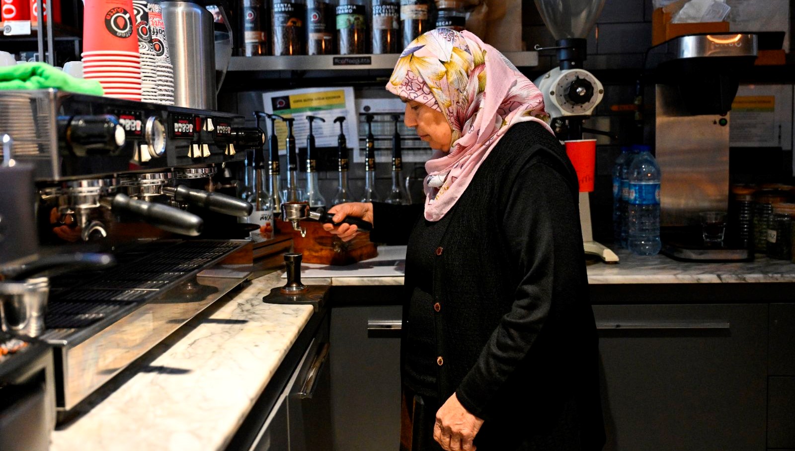 Toplumsal medyanın ‘Barista Teyze’si: 70 yaşında yeni jenerasyon kahveci