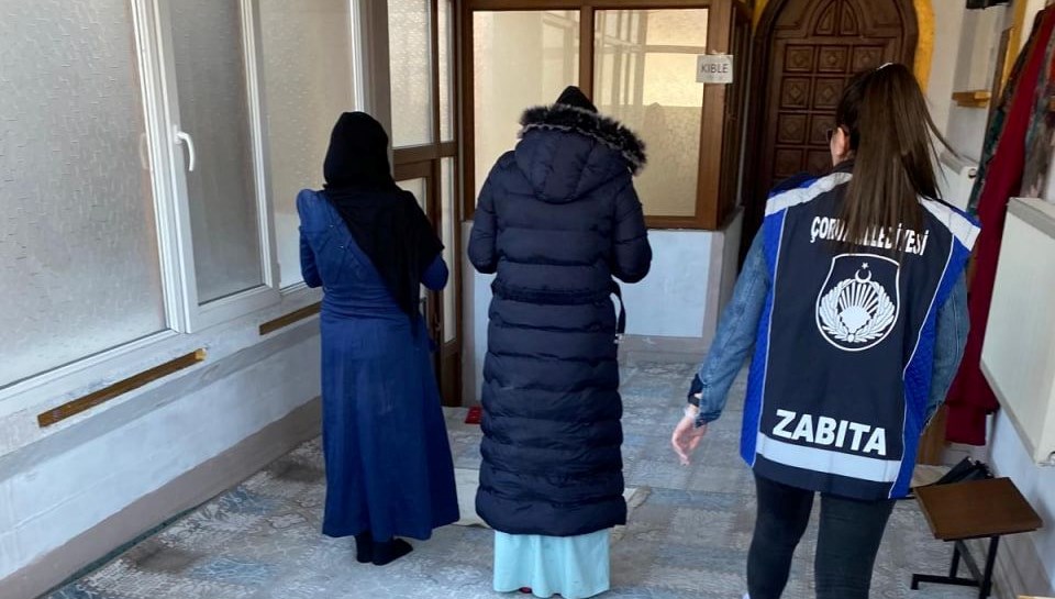 Yakalanmamak için mescide girip namaza durdular