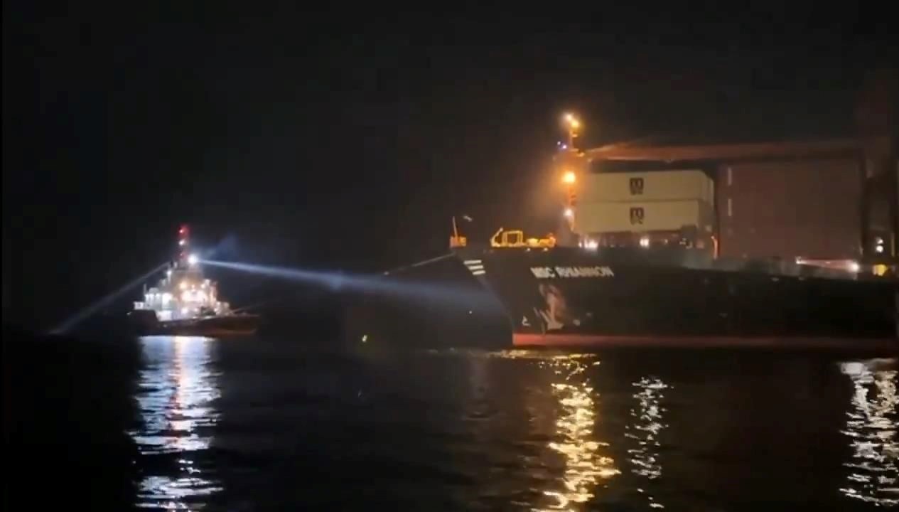 Yeşilköy’de karaya oturan gemi kurtarıldı