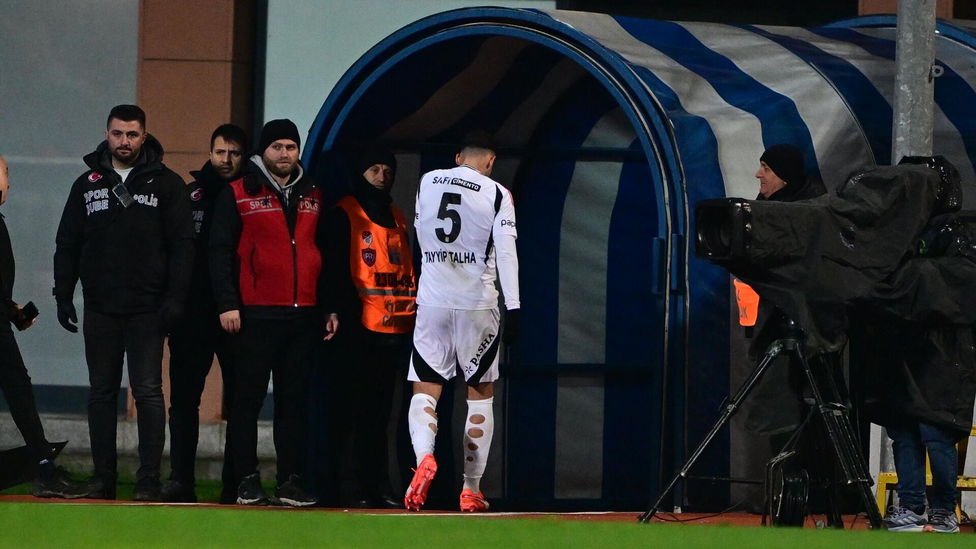 4 günde 2 kırmızı kart görmüştü: Tayyip Talha’dan Beşiktaş taraftarına ilk açıklama